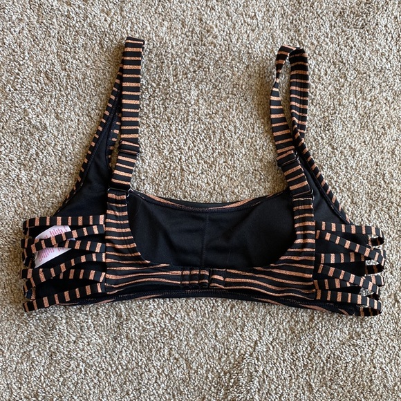 EUC Womens Large Xhilaration Bandeau Bathing Suit Top in Black and Gold - Picture 2 of 4